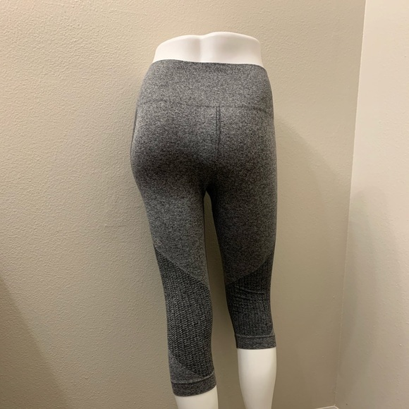 Lorna Jane Seamless Capris - Picture 2 of 6